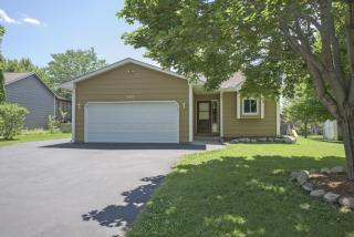 665 Concord Dr, Chaska, MN 55318-1618