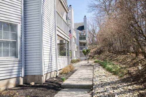 53 Amethyst Ln, Paterson, NJ 07501-3360