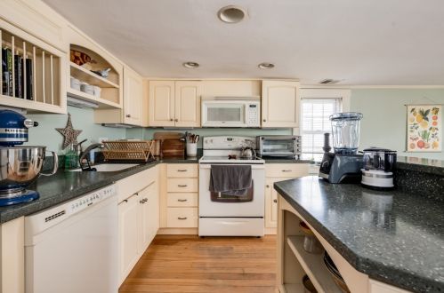 49 Arch St, Dover, NH 03820-3627