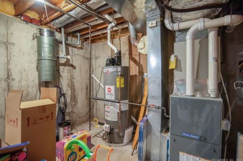 13 Gaylord Rd, Windsor Locks CT 06096-2815 exterior