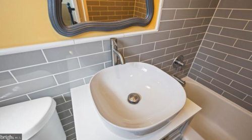 1240 Martha Custis Dr, Alexandria VA  22302-2016 exterior