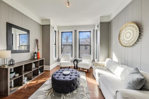 3255 Greenview Ave, Chicago, IL 60657-2167