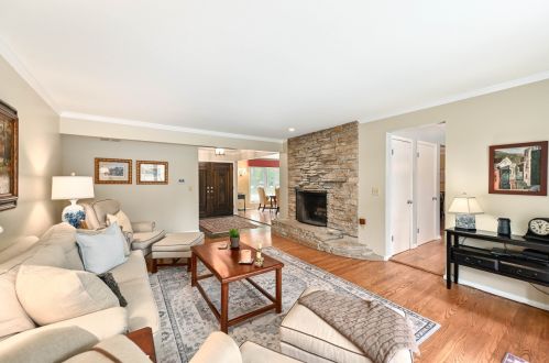 6855 Lk Dr, Milwaukee WI 53217-3622 exterior