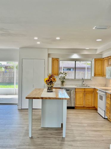 592 Whitmore Dr, Fort Pierce FL  34984-4570 exterior