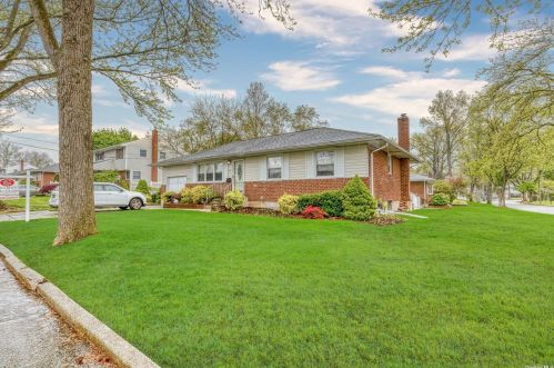 42 Larry Dr, Commack, NY 11725-3326