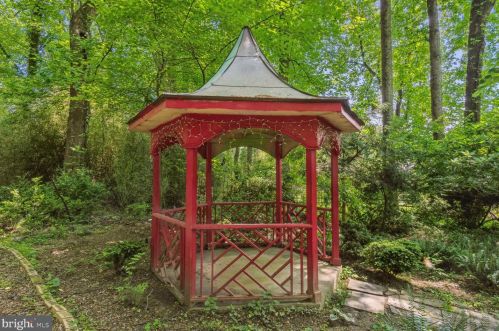 8430 Brk Rd, Mc Lean VA 22102-1703 exterior