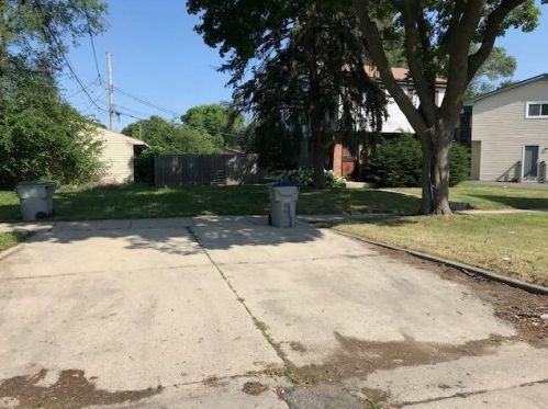 7708 Bobolink Pl, Milwaukee, WI 53218-1738