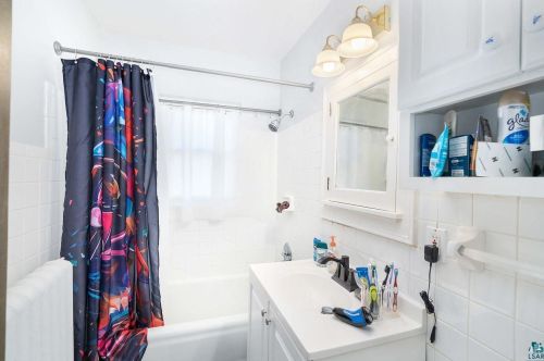 2006 4 St, Duluth MN 55805-1873 exterior