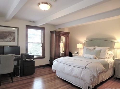 206 Milbank Ave, Greenwich CT 06830-6617 exterior