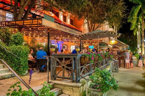 72 7th St, Naples FL 34102-6126 exterior