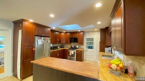 102 Saddle River Rd, Upper Saddle River NJ  07458-3020 exterior