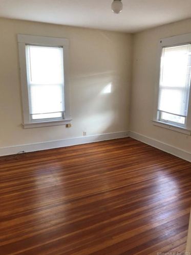 8 Ave, Derby CT 06418-1619 exterior