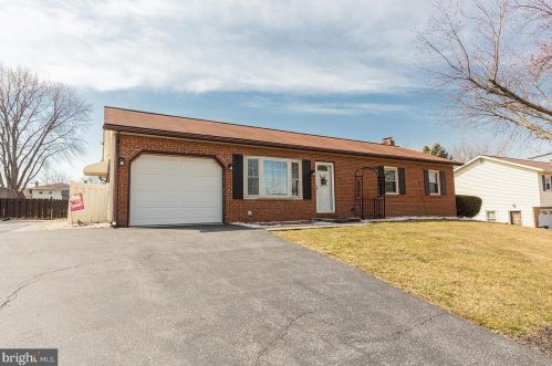 140 Longfellow Dr, Lancaster, PA 17602-4047