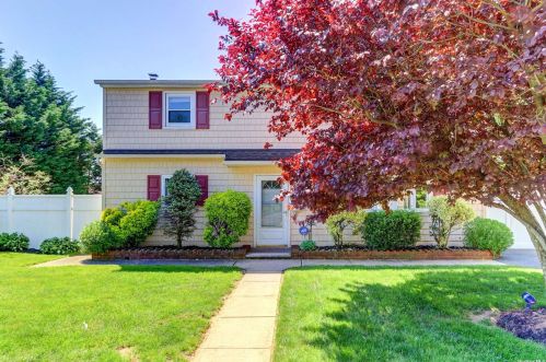 1573 10th St, Babylon NY  11704-3835 exterior