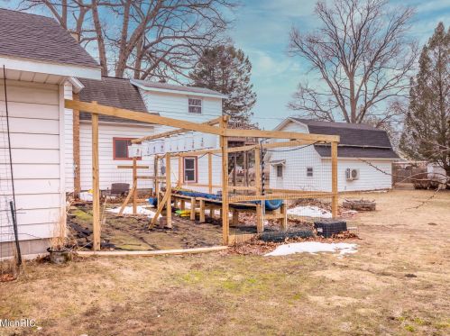 320 Elizabeth St, Sylvan Beach MI 49461-1311 exterior