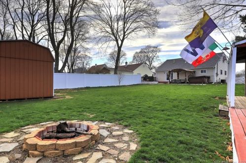 10 Cornflower Dr, Milford CT 06460-6974 exterior