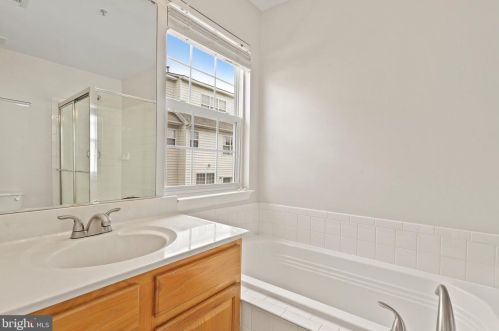 3805 Eisenhower Ave, Alexandria VA 22304-6427 exterior