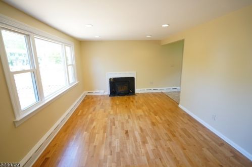 18 Dogwood Dr, Parsippany, NJ 07834-2450