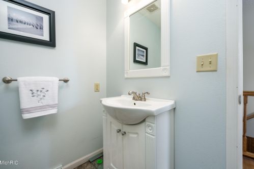 45551 Peninsula Dr, Grand Junction MI 49056-9462 exterior