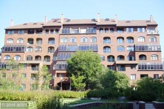 1029 Stuart St, Arlington VA  22201-4738 exterior