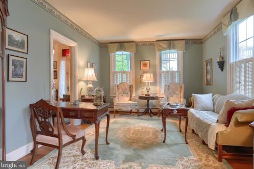 273 Main St, Hummelstown PA 17036-1721 exterior