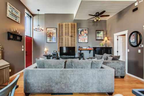 3805 Paulina St, Chicago, IL 60609-2077