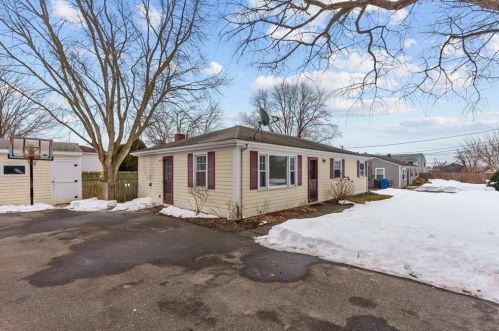 10 Reardon Dr, Middletown RI 02842-5231 exterior