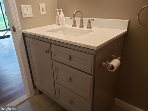 27 Poillon Ct, Trenton NJ  08648-2658 exterior