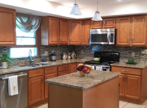 60 Joshua Hl, Windsor CT  06095-3467 exterior