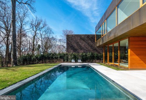 3131 Chain Brg Rd, Washington DC 20016-3301 exterior