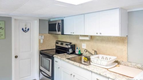 236 Roosevelt Dr, Seymour CT 06483-2118 exterior