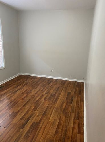 8401 Oglesby Ave, Chicago IL 60617-5628 exterior