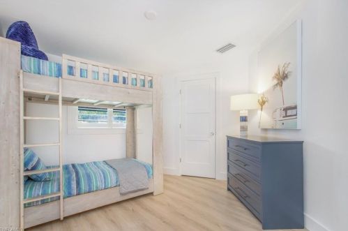 2180 Hbr Ln, Naples FL 34104-4218 exterior