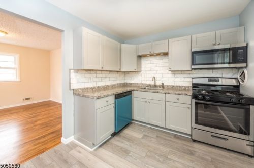 7 Lee Ct, Maplewood NJ  07040-3027 exterior