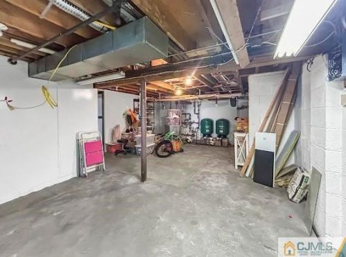 9 Estok Rd, Edison NJ  08817-4117 exterior