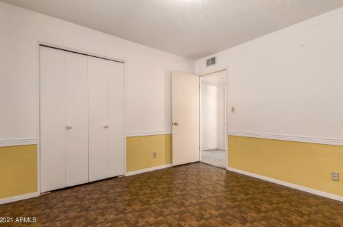 2902 Desert Cv Ave, Phoenix AZ 85028-3430 exterior