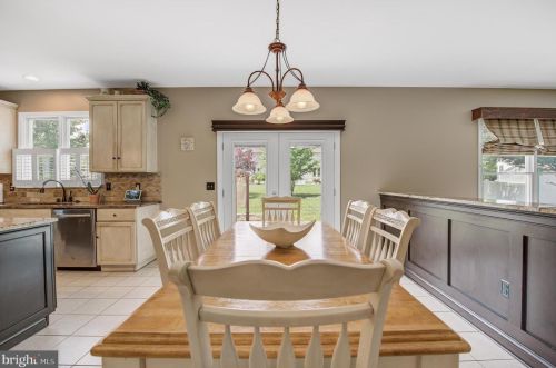 5 Cobblestone Ct, Columbus NJ 08022-1969 exterior