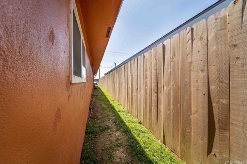 1437 Lake St, Bakersfield CA 93305-4841 exterior