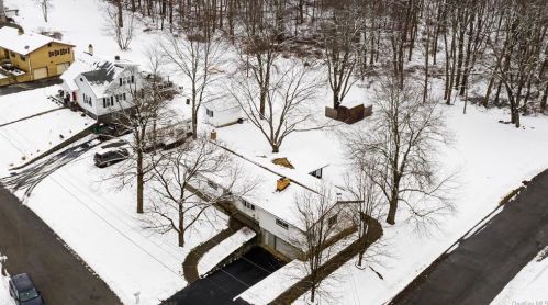 11 Maple Rd, Poughkeepsie, NY 12601-1114