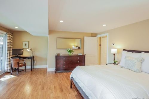 303 Mamanasco Rd, Ridgefield CT 06877-2425 exterior