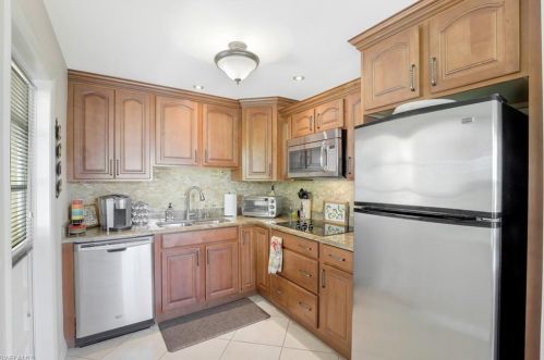 668 93 Ave, Naples FL 34108-2439 exterior