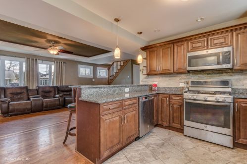 8020 Kilbourn Ave, Chicago IL 60646-5020 exterior