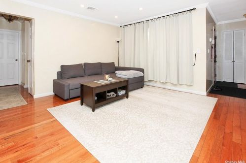 36 Saddle Rock Rd, Valley Stream, NY 11581-2518