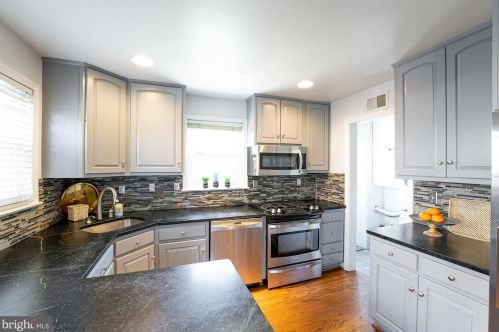 151 Moncure Dr, Alexandria VA 22314-4946 exterior