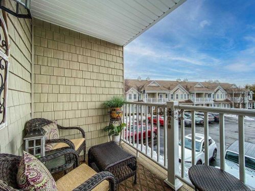 18 Della Dr, Babylon NY 11704-6240 exterior