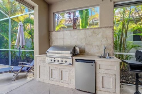 372 Mallory Ct, Naples FL 34110-7042 exterior