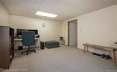 943 Kirts Blvd, Troy MI 48084-4837 exterior