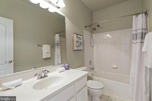 6747 Applemint Ln, Alexandria VA 22310-2649 exterior