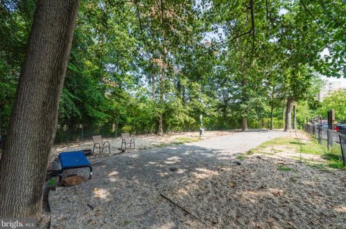 7333 New Hampshire Ave, Silver Spring MD  20912-6958 exterior