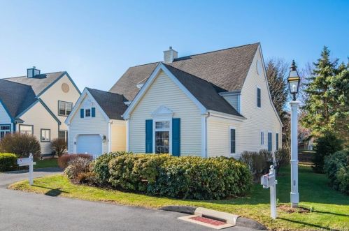 3 Cherry Hill Ct, Farmington, CT 06032-2058